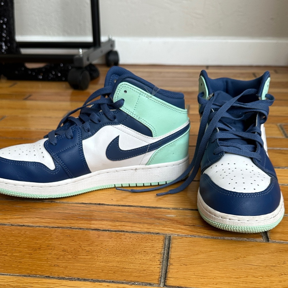 Nike Women's Navy, White, and Mint Sneakers